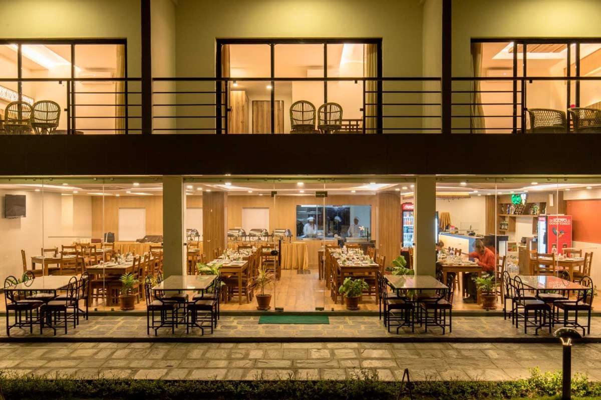 Park Safari Resort, Chitwan National Park Екстериор снимка